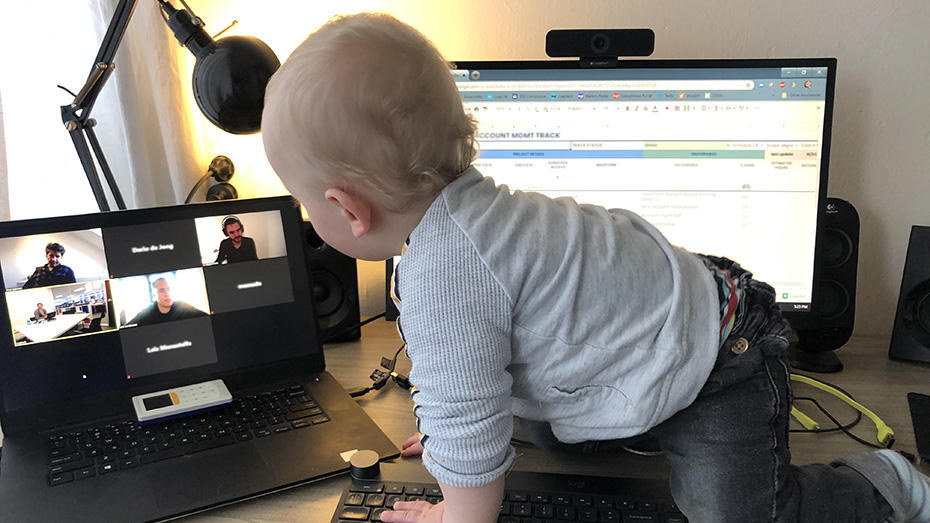 Un enfant assistant à une visioconférence avec les produits Logitech