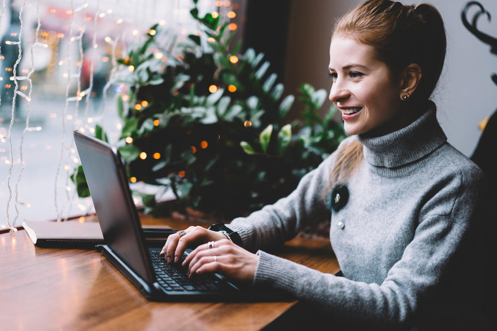 Femme travaillant sur un ordinateur